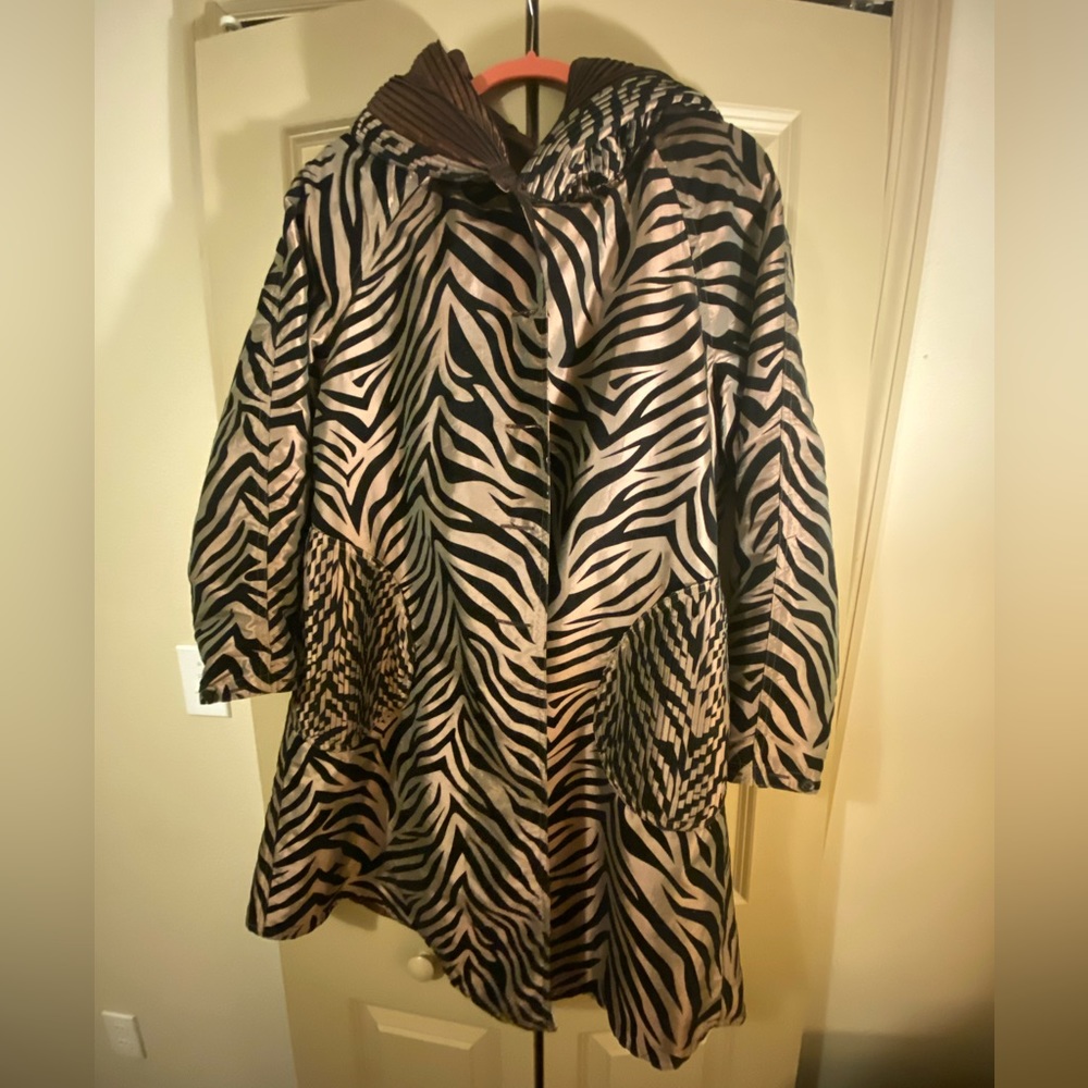 UBU water resistant crinkle pocket rain jacket with hood. Size Small